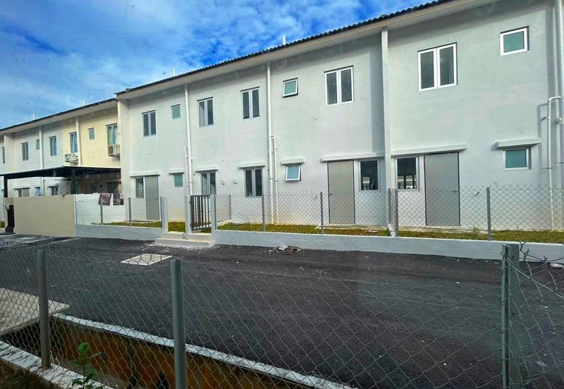 M Senyumia Salak Tinggi *