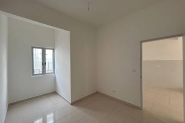 M Senyumia Salak Tinggi