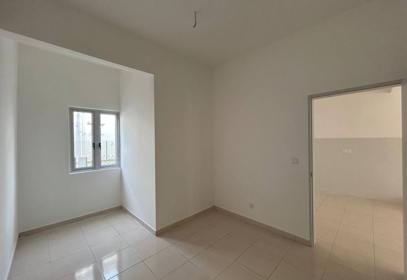 M Senyumia Salak Tinggi *