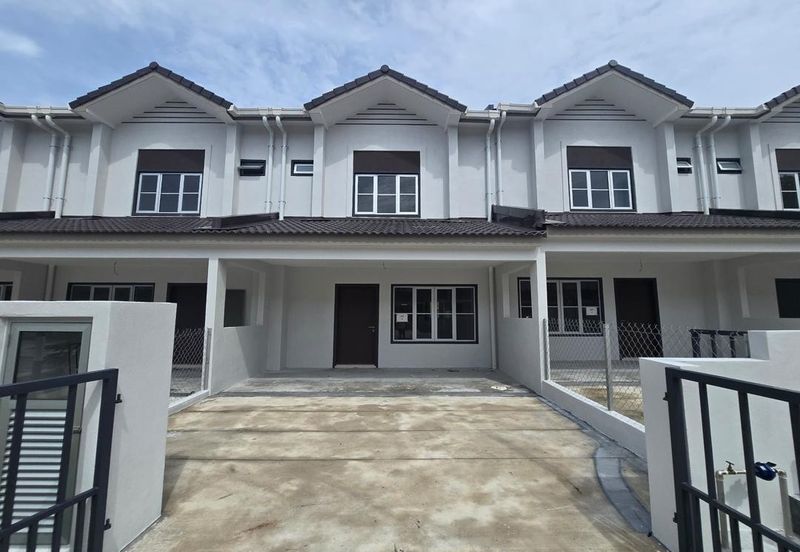 M Senyumia Salak Tinggi