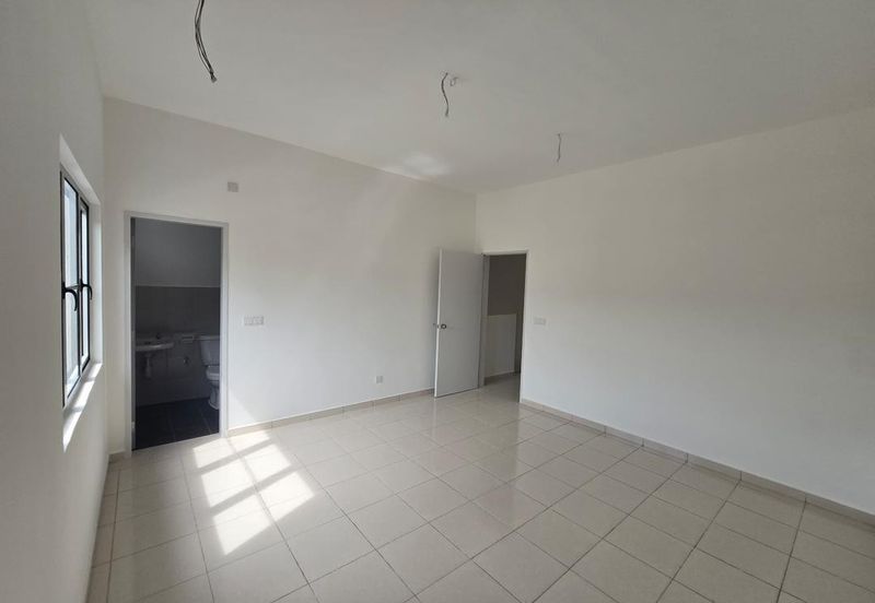 M Senyumia Salak Tinggi