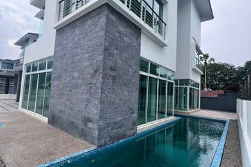 Jalan Straits View 8