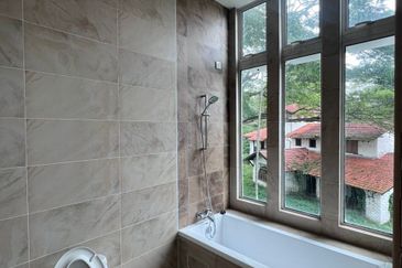 Jalan Straits View 8