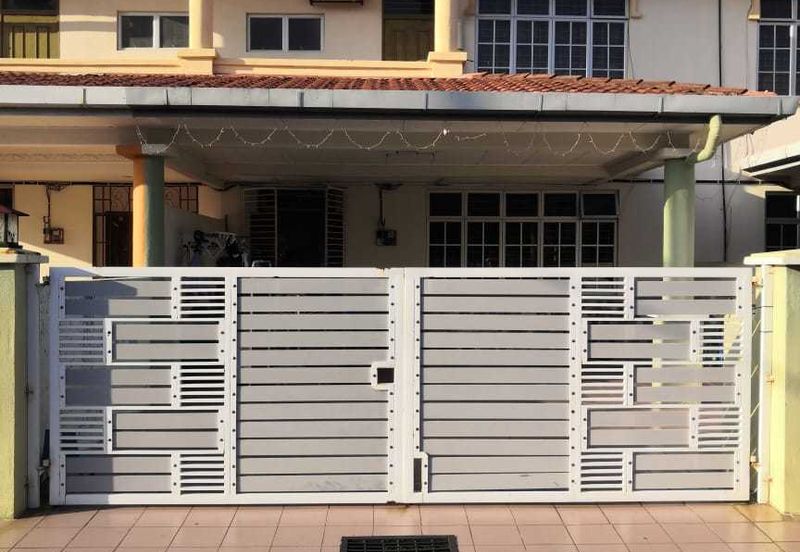 BEAUTIFUL DOUBLE STOREY HOUSE RENOVATED FOR SALE  GUARDED ( FREEHOLD )