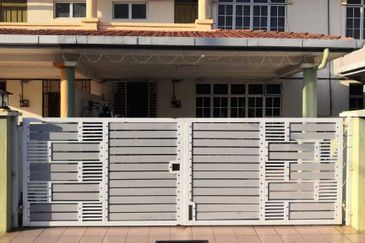 BEAUTIFUL DOUBLE STOREY HOUSE RENOVATED FOR SALE  GUARDED ( FREEHOLD )