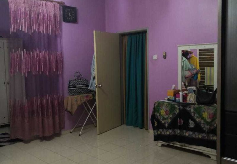 BEAUTIFUL DOUBLE STOREY HOUSE RENOVATED FOR SALE  GUARDED ( FREEHOLD )