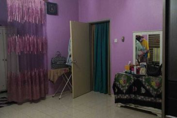 BEAUTIFUL DOUBLE STOREY HOUSE RENOVATED FOR SALE  GUARDED ( FREEHOLD )