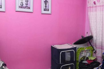 BEAUTIFUL DOUBLE STOREY HOUSE RENOVATED FOR SALE  GUARDED ( FREEHOLD )