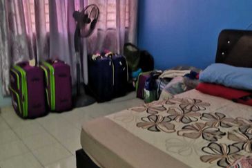 BEAUTIFUL DOUBLE STOREY HOUSE RENOVATED FOR SALE  GUARDED ( FREEHOLD )