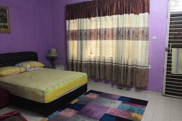 BEAUTIFUL DOUBLE STOREY HOUSE RENOVATED FOR SALE  GUARDED ( FREEHOLD )