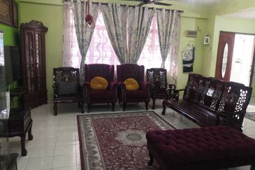 BEAUTIFUL DOUBLE STOREY HOUSE RENOVATED FOR SALE  GUARDED ( FREEHOLD )