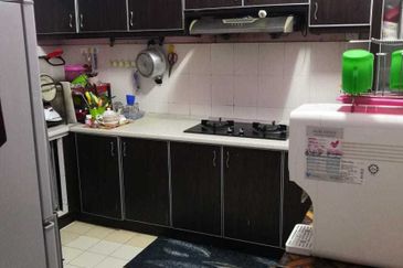 BEAUTIFUL DOUBLE STOREY HOUSE RENOVATED FOR SALE  GUARDED ( FREEHOLD )