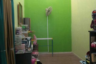 BEAUTIFUL DOUBLE STOREY HOUSE RENOVATED FOR SALE  GUARDED ( FREEHOLD )