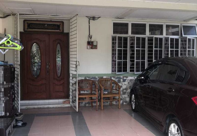 BEAUTIFUL DOUBLE STOREY HOUSE RENOVATED FOR SALE  GUARDED ( FREEHOLD )