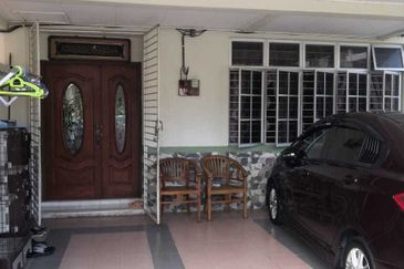 BEAUTIFUL DOUBLE STOREY HOUSE RENOVATED FOR SALE  GUARDED ( FREEHOLD )