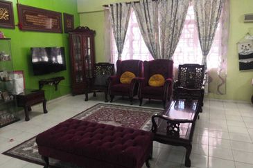 BEAUTIFUL DOUBLE STOREY HOUSE RENOVATED FOR SALE  GUARDED ( FREEHOLD )