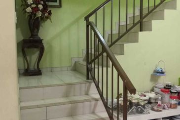 BEAUTIFUL DOUBLE STOREY HOUSE RENOVATED FOR SALE  GUARDED ( FREEHOLD )