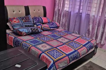 BEAUTIFUL DOUBLE STOREY HOUSE RENOVATED FOR SALE  GUARDED ( FREEHOLD )