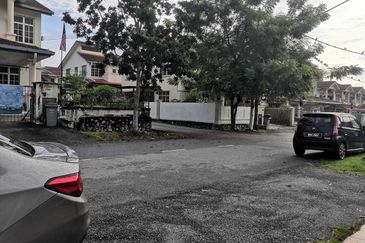 BEAUTIFUL DOUBLE STOREY HOUSE RENOVATED FOR SALE  GUARDED ( FREEHOLD )