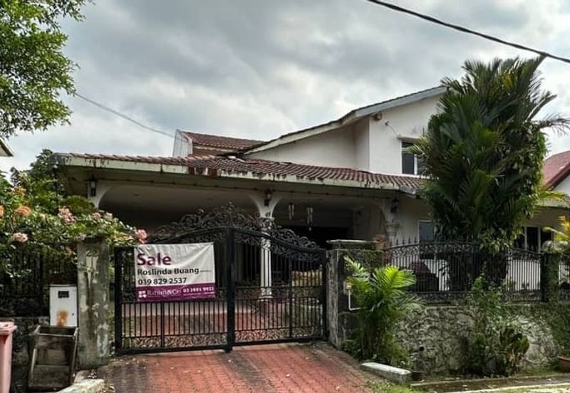 A Beautiful Renovated Double Storey Bungalow  For Sale In Kampung Tunku Petaling Jaya Selangor. Spacious Living, Dining , Freehold & Open To All.
