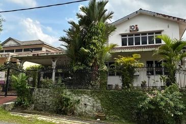 A Beautiful Renovated Double Storey Bungalow  For Sale In Kampung Tunku Petaling Jaya Selangor. Spacious Living, Dining , Freehold & Open To All.