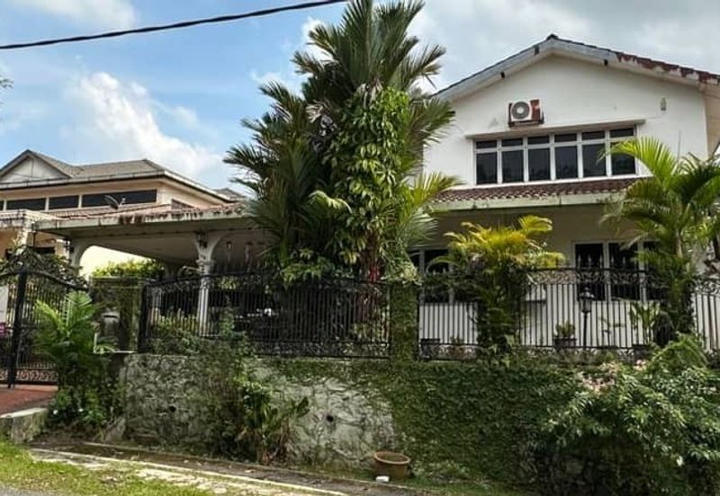A Beautiful Renovated Double Storey Bungalow  For Sale In Kampung Tunku Petaling Jaya Selangor. Spacious Living, Dining , Freehold & Open To All.
