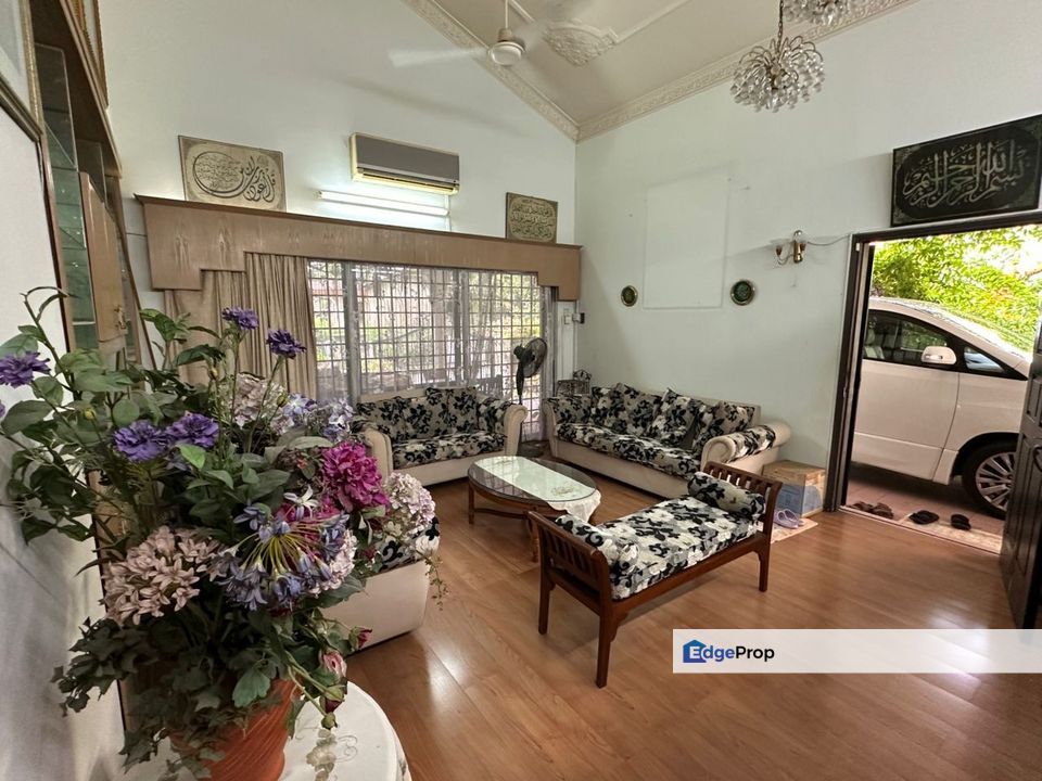 A Beautiful Renovated Double Storey Bungalow  For Sale In Kampung Tunku Petaling Jaya Selangor. Spacious Living, Dining , Freehold & Open To All., Selangor, Petaling Jaya