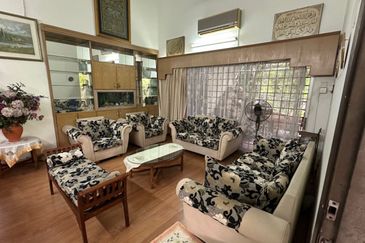 A Beautiful Renovated Double Storey Bungalow  For Sale In Kampung Tunku Petaling Jaya Selangor. Spacious Living, Dining , Freehold & Open To All.