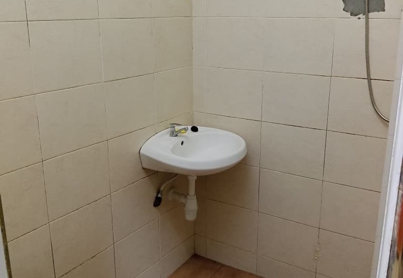 Flat For Rent Very Spacious  With 4 Rooms 2 Living And 2 Kitchen Area At Bukit Bintang Kuala Lumpur.