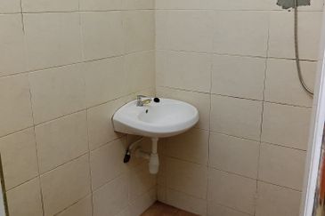 Flat For Rent Very Spacious  With 4 Rooms 2 Living And 2 Kitchen Area At Bukit Bintang Kuala Lumpur.