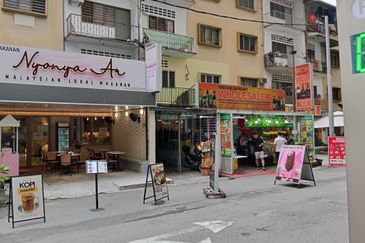 Flat For Rent Very Spacious  With 4 Rooms 2 Living And 2 Kitchen Area At Bukit Bintang Kuala Lumpur.