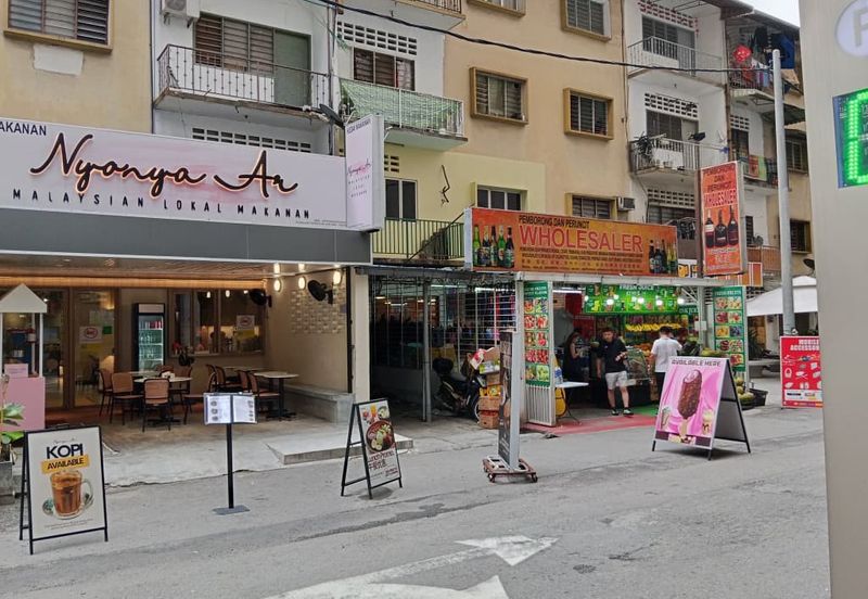 Flat For Rent Very Spacious  With 4 Rooms 2 Living And 2 Kitchen Area At Bukit Bintang Kuala Lumpur.