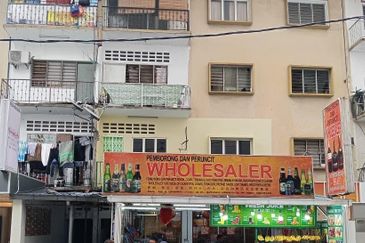 Flat For Rent Very Spacious  With 4 Rooms 2 Living And 2 Kitchen Area At Bukit Bintang Kuala Lumpur.