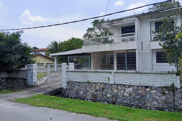 Semi Detached House For Sale At Section 22 Petaling Jaya With Big Garden  And Quiet Area.