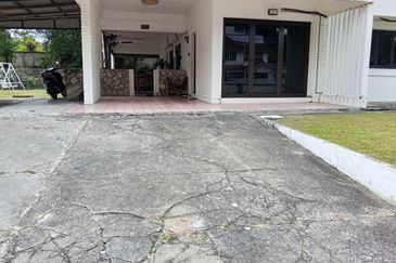 Semi Detached House For Sale At Section 22 Petaling Jaya With Big Garden  And Quiet Area.