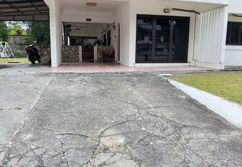Semi Detached House For Sale At Section 22 Petaling Jaya With Big Garden  And Quiet Area.