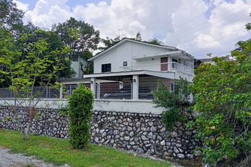 Semi Detached House For Sale At Section 22 Petaling Jaya With Big Garden  And Quiet Area.