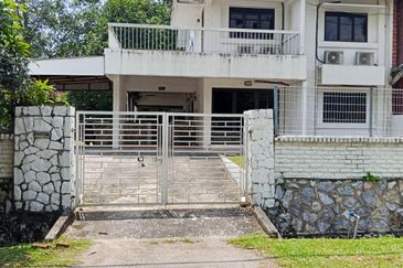 Semi Detached House For Sale At Section 22 Petaling Jaya With Big Garden  And Quiet Area.