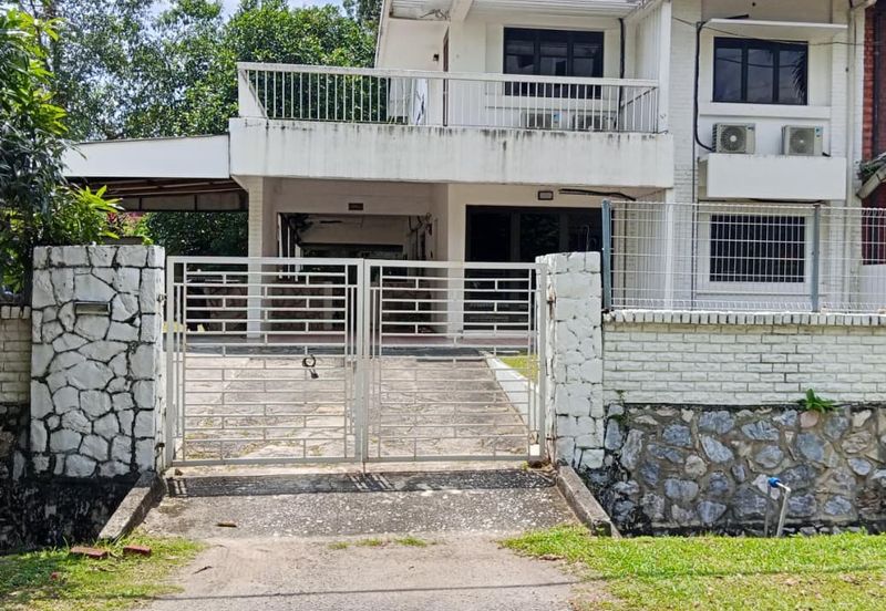 Semi Detached House For Sale At Section 22 Petaling Jaya With Big Garden  And Quiet Area.