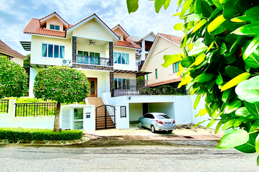 Double-Storey Bungalow at the Hilltop Villas 