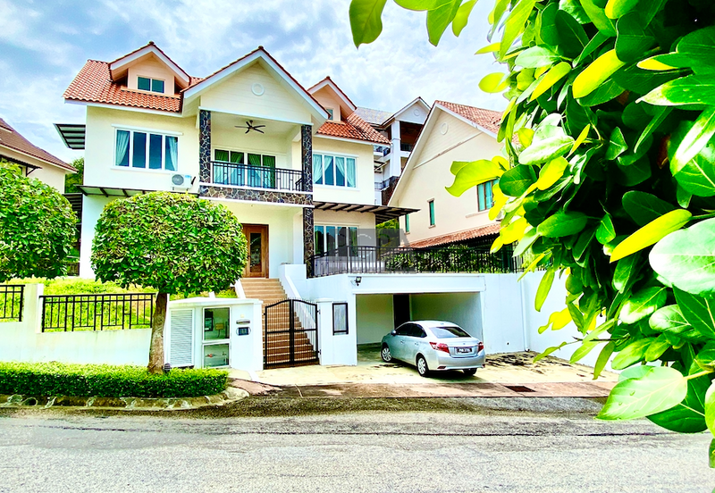 Double-Storey Bungalow at the Hilltop Villas 