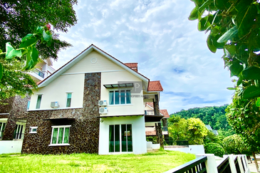 Double-Storey Bungalow at the Hilltop Villas 