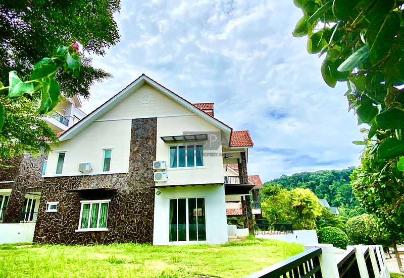 Double-Storey Bungalow at the Hilltop Villas 