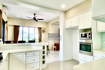 Double-Storey Bungalow at the Hilltop Villas 