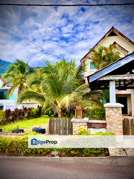 A 2½ Storey Bungalow #96 in the Ferringhi Villas in Batu Ferringhi., Penang, Batu Ferringhi