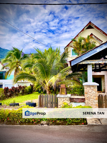 A 2½ Storey Bungalow #96 in the Ferringhi Villas in Batu Ferringhi., Penang, Batu Ferringhi