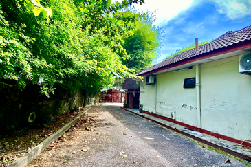 Jalan Bunga Kaca Piring