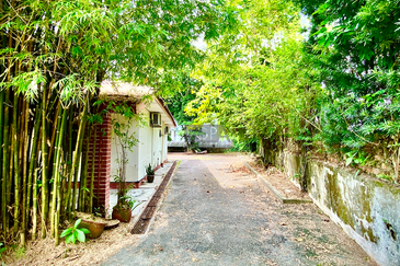 Jalan Bunga Kaca Piring