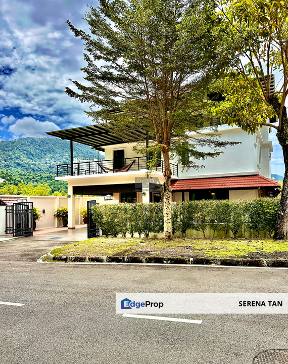 A 4-Storey Pool House on Persiaran Sungai Emas 1 in Batu Ferringhi., Penang, Batu Ferringhi