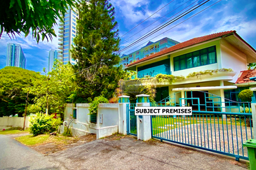 Jalan Bunga Kaca Piring